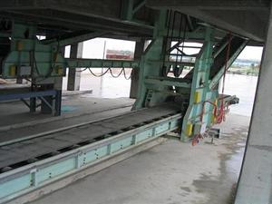 Bagged material loading machine